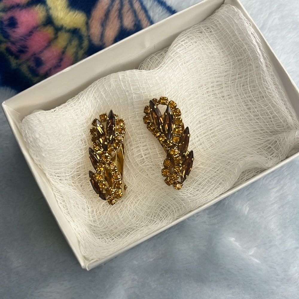 VINTAGE AUTHENTIC HOBE SIGNED CLIP ON EARRINGS